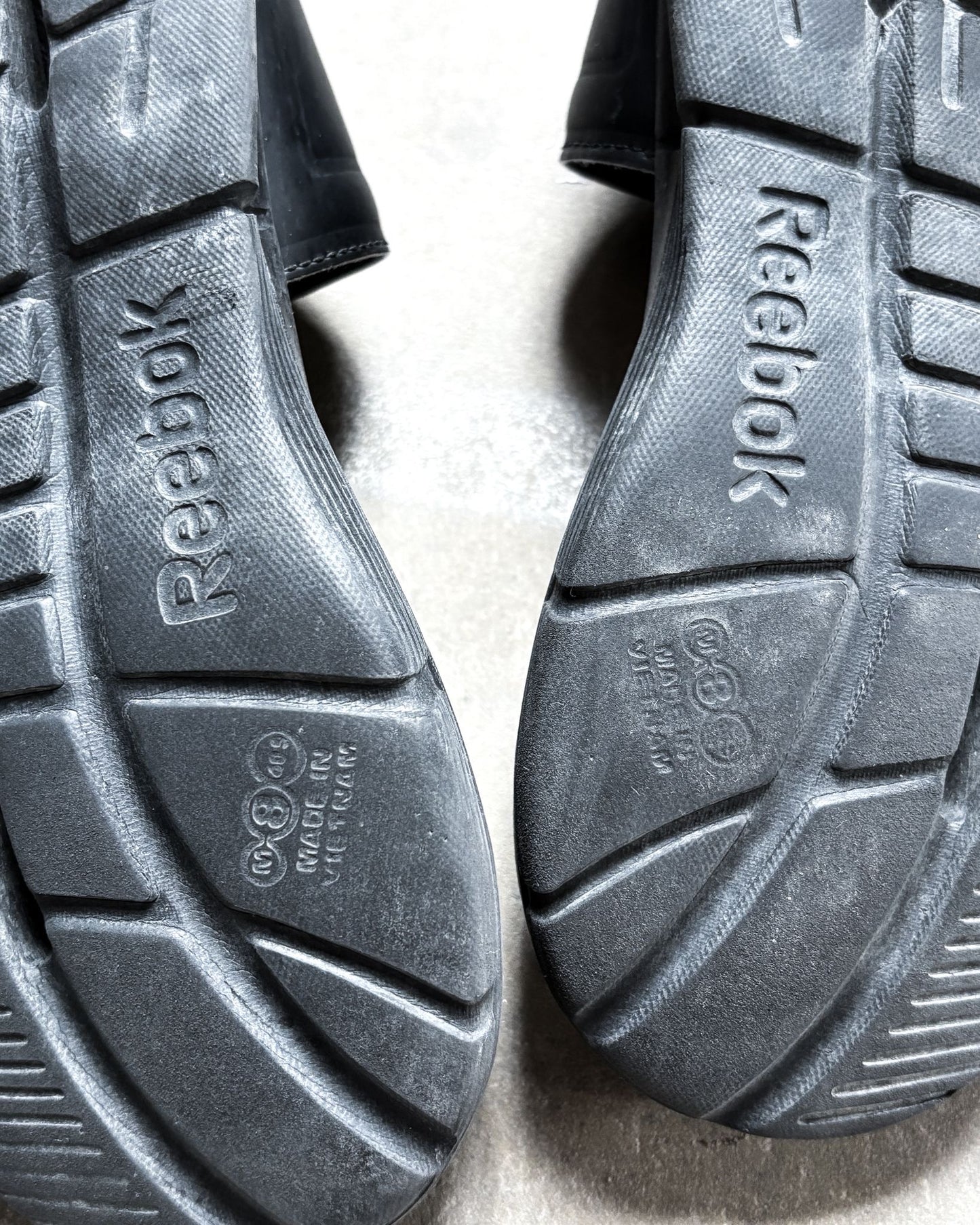 S/S20 NEON LOGO POOL SLIDES
