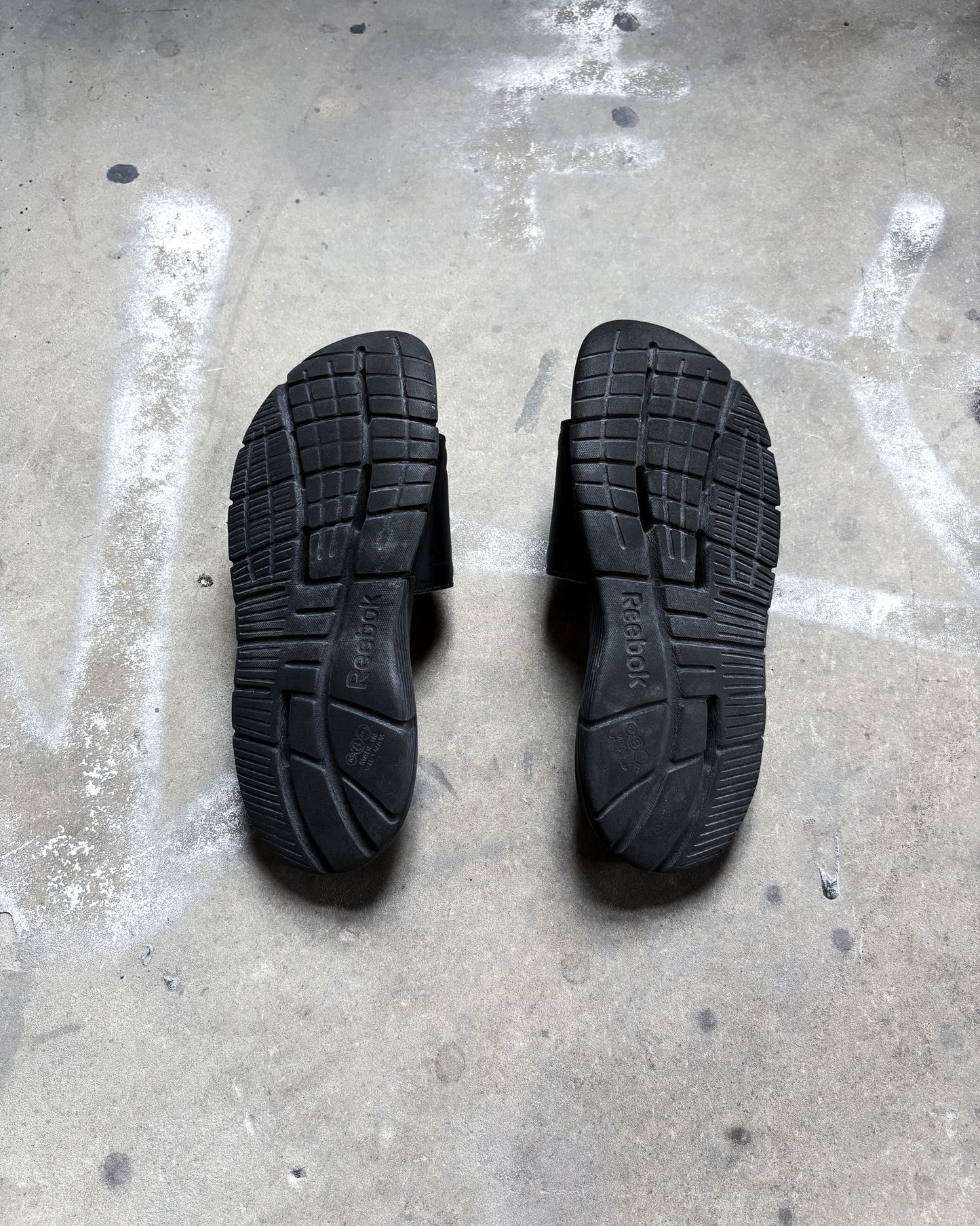 S/S20 NEON LOGO POOL SLIDES