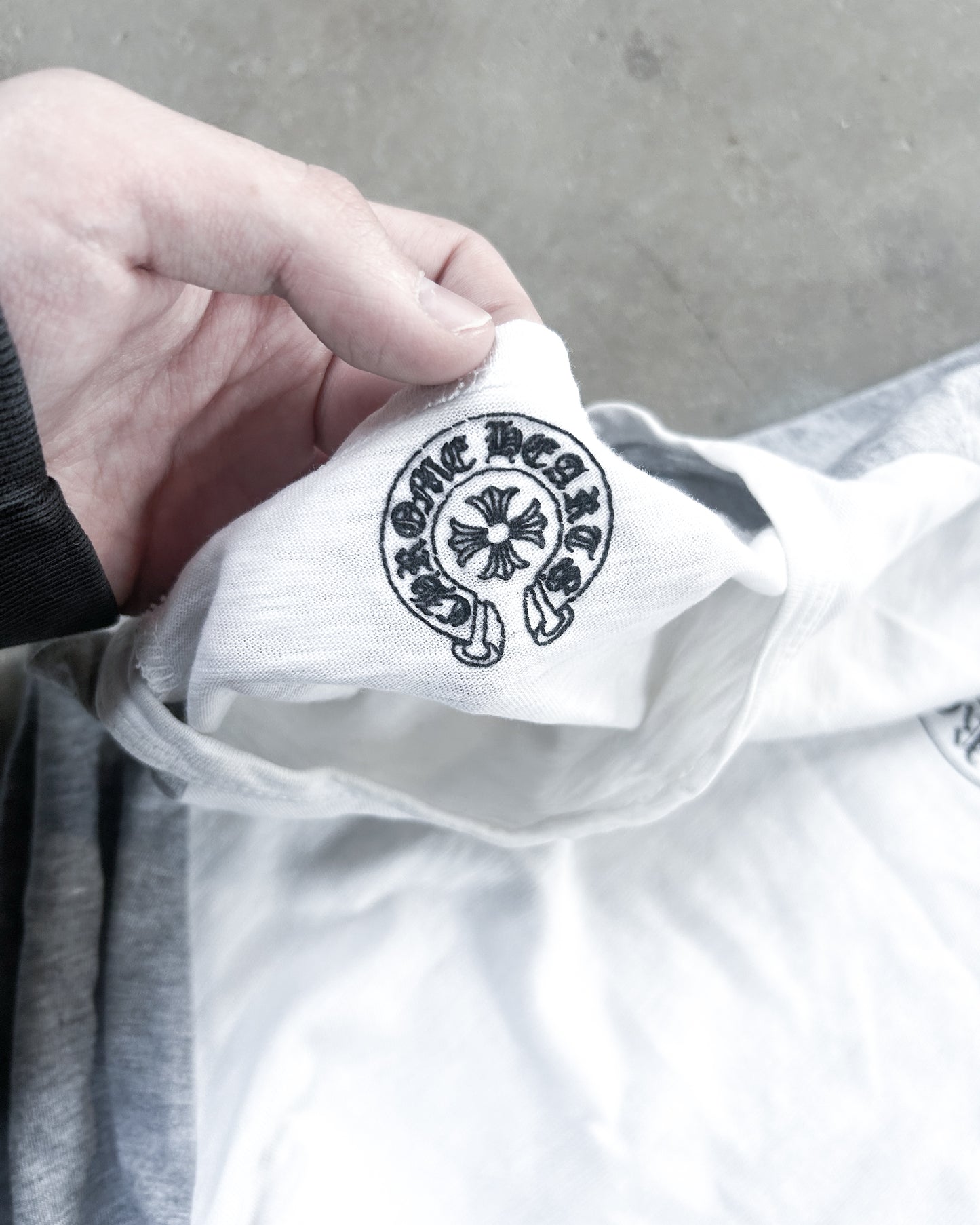 RAGLAN HORSESHOE LONGSLEEVE