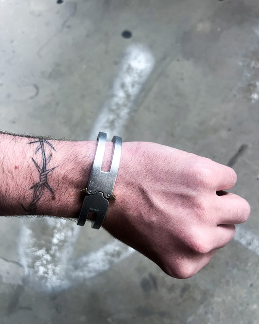 SILVER V1 BUCKLE CUFF BRACELET