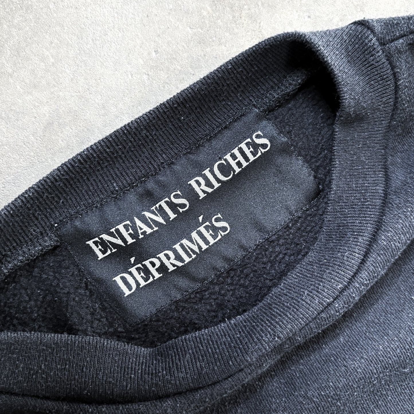 ERD LOOSE THREAD CREWNECK SWEATER