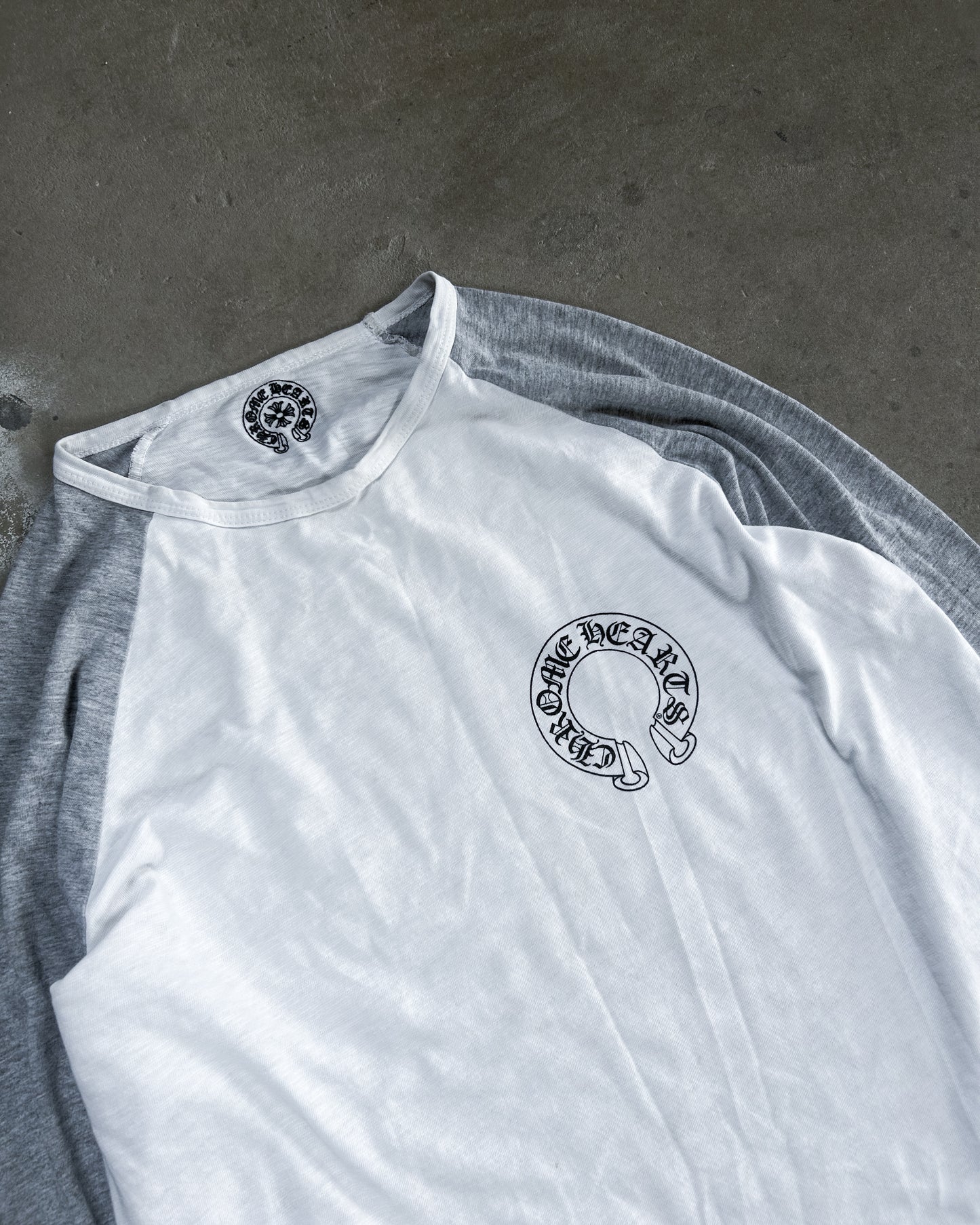 RAGLAN HORSESHOE LONGSLEEVE
