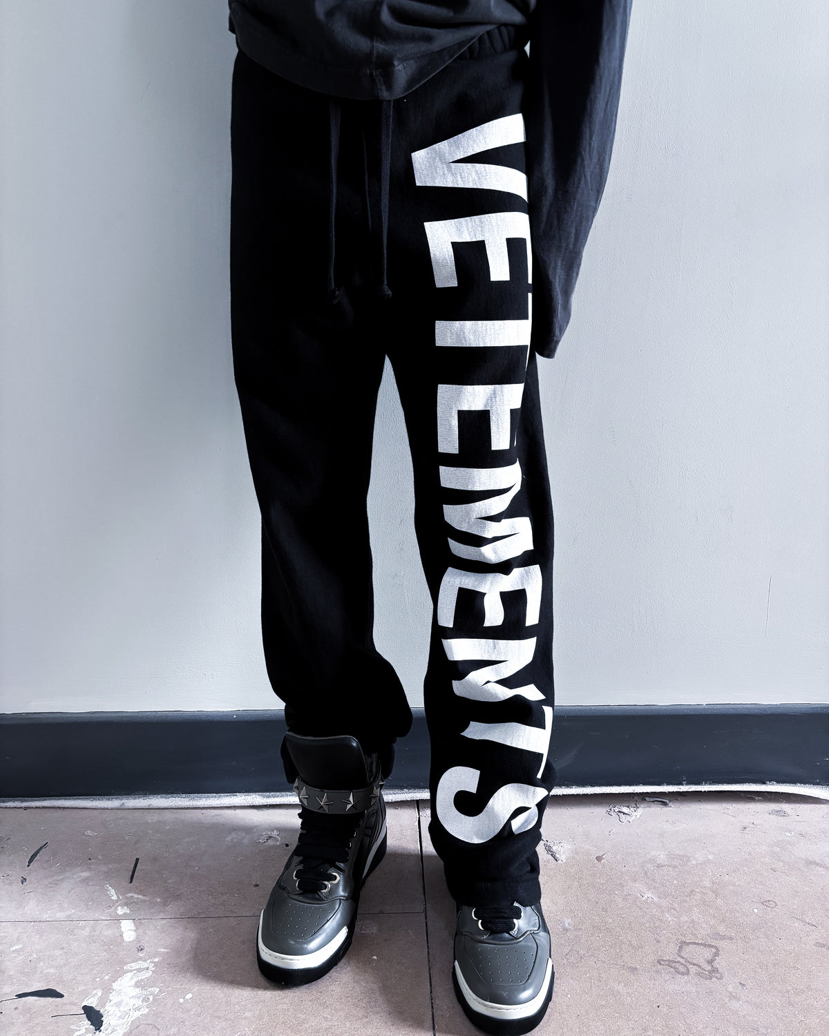 F/W19 VETEMENTS SPELL-OUT SWEATPANTS