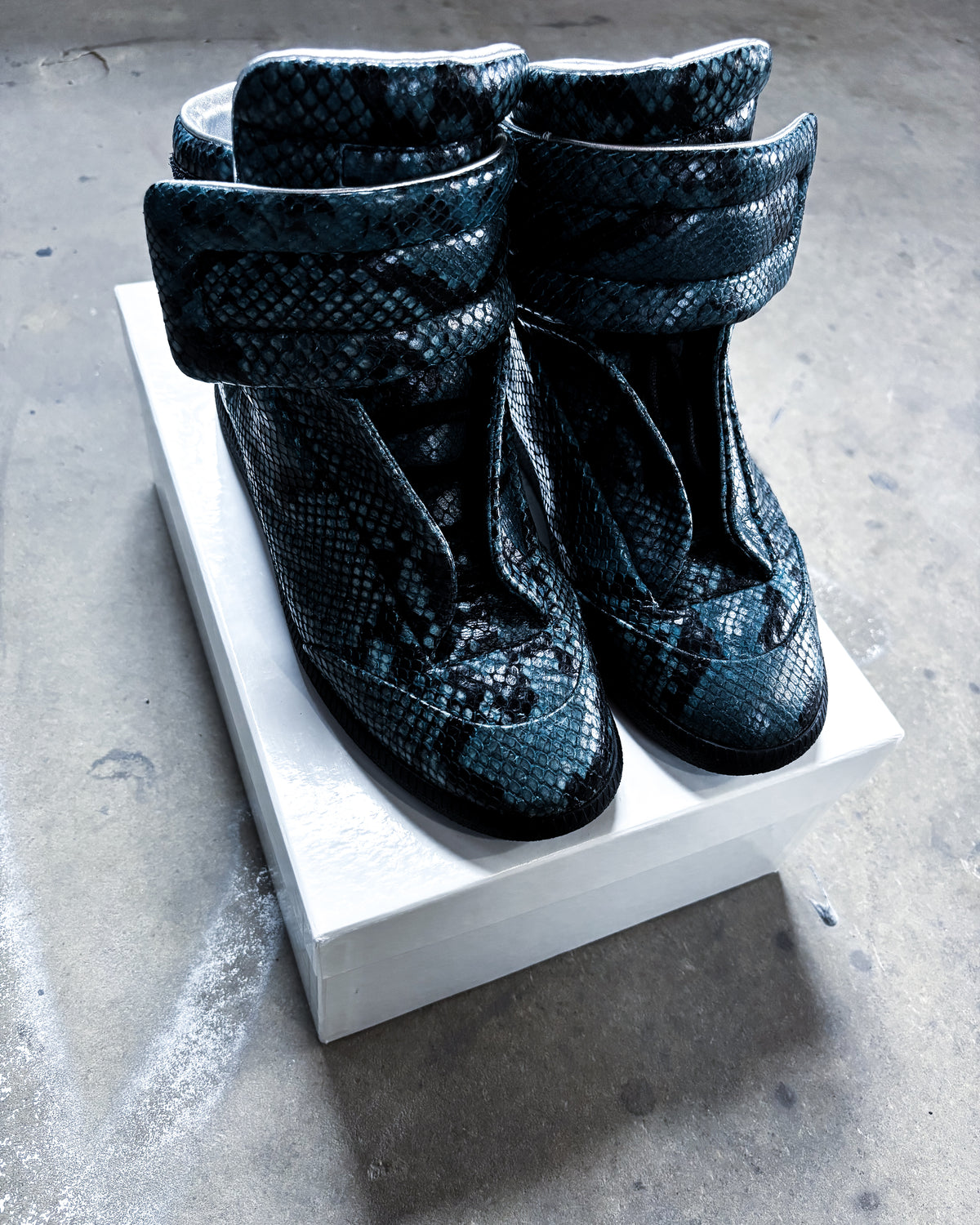 S/S17 BLUE PYTHON FUTURES