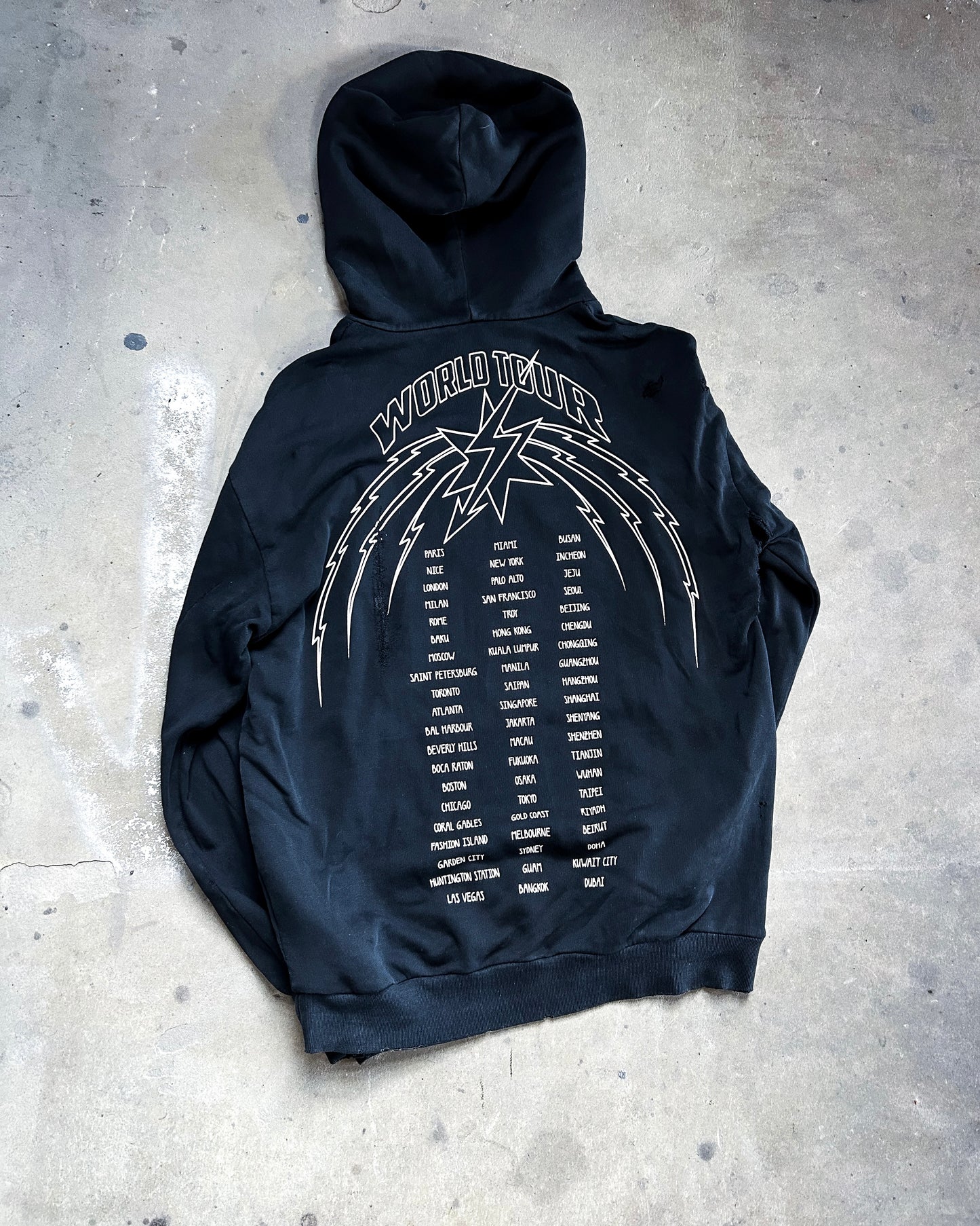 F/W18 DISTRESSED WORLD TOUR HOODIE