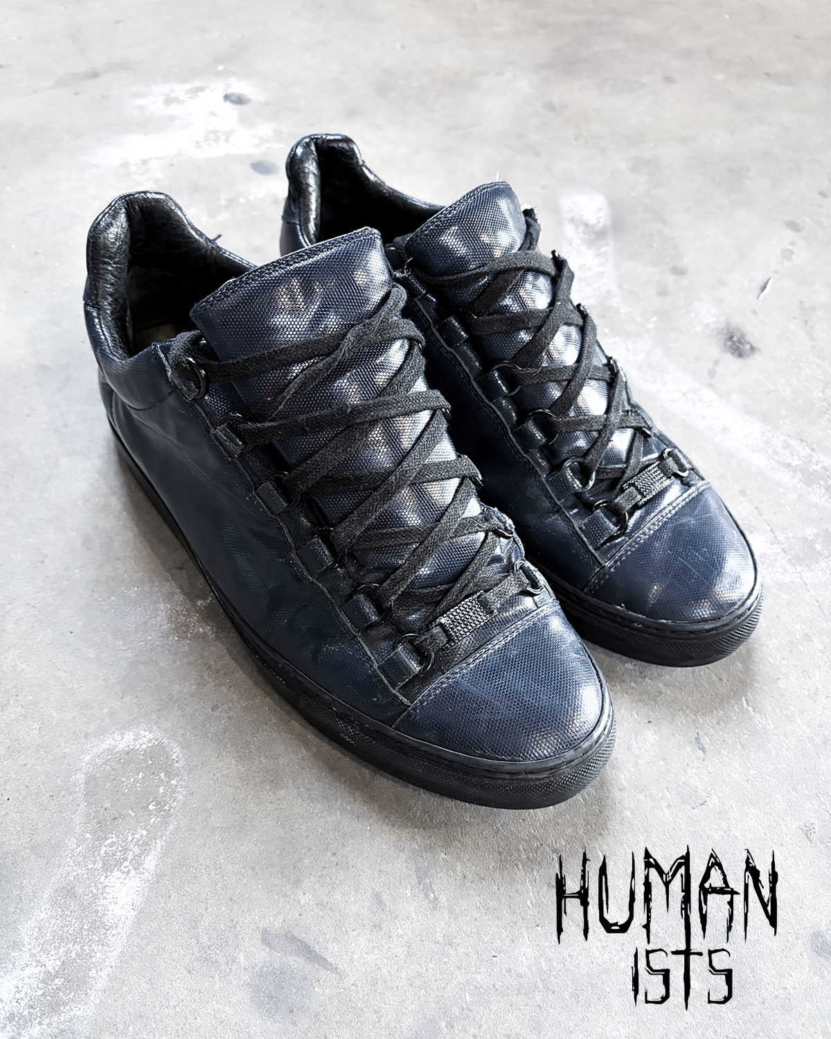 NAVY BLUE ‘OIL’ LOW TOP ARENAS