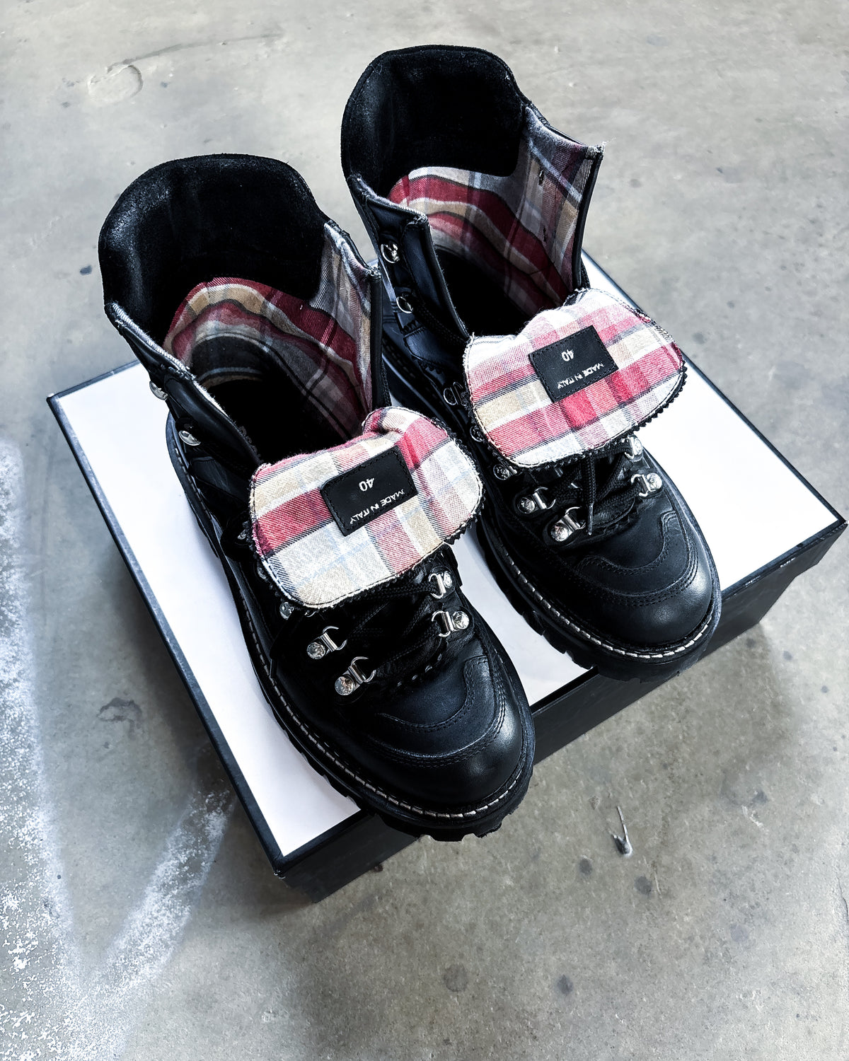 A/W22 BLACK CANADIAN HIKING BOOTS