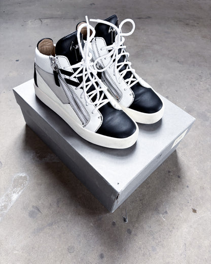 WHITE CONTRAST ‘KRISS’ HIGH TOPS