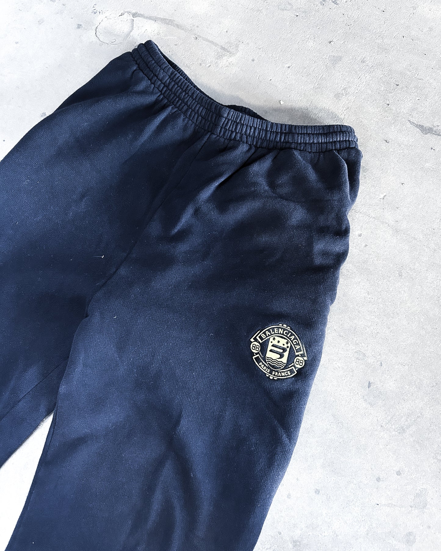 FW21 CREST SWEATPANTS