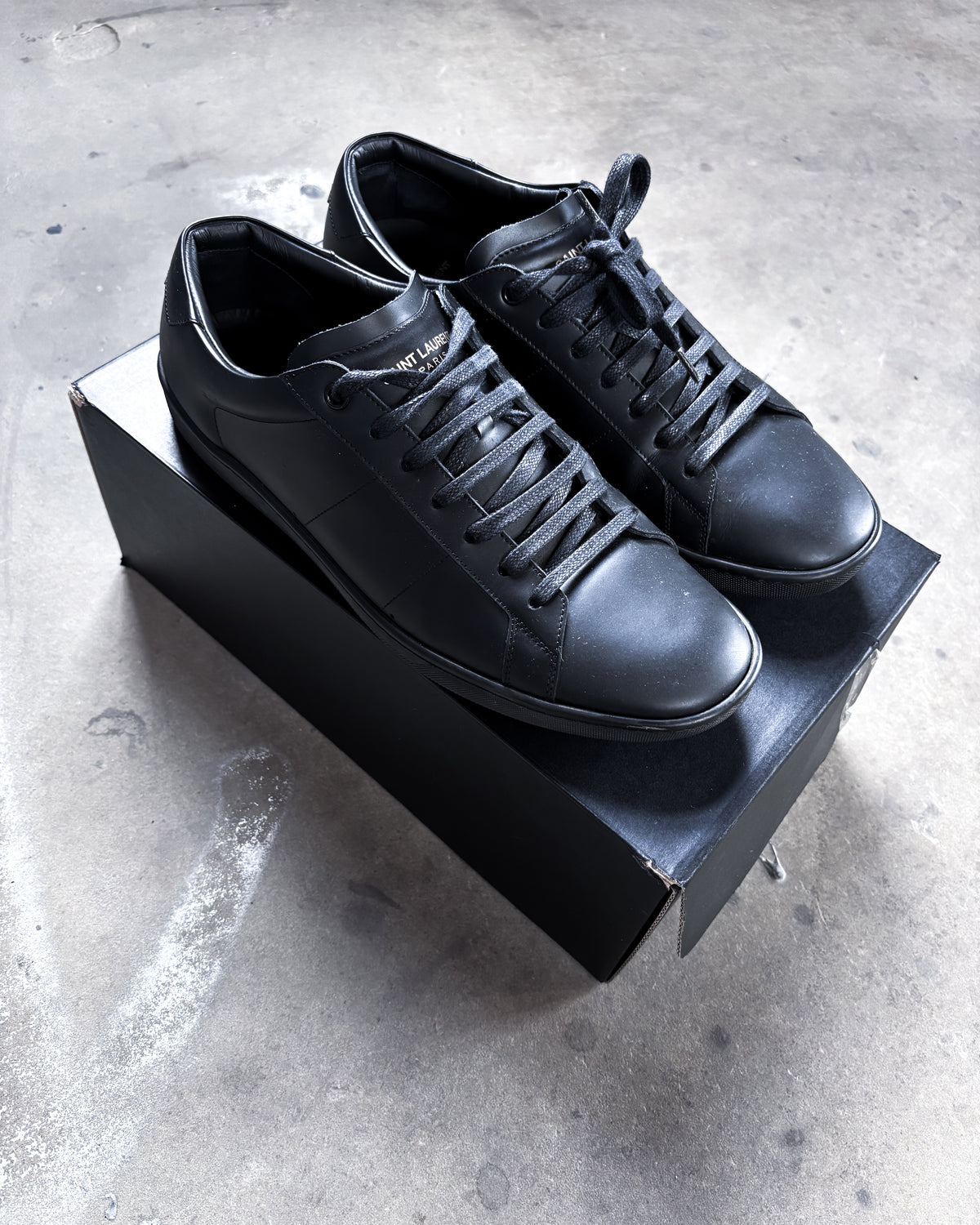 S/L04 BLACK LOW TOP SNEAKER
