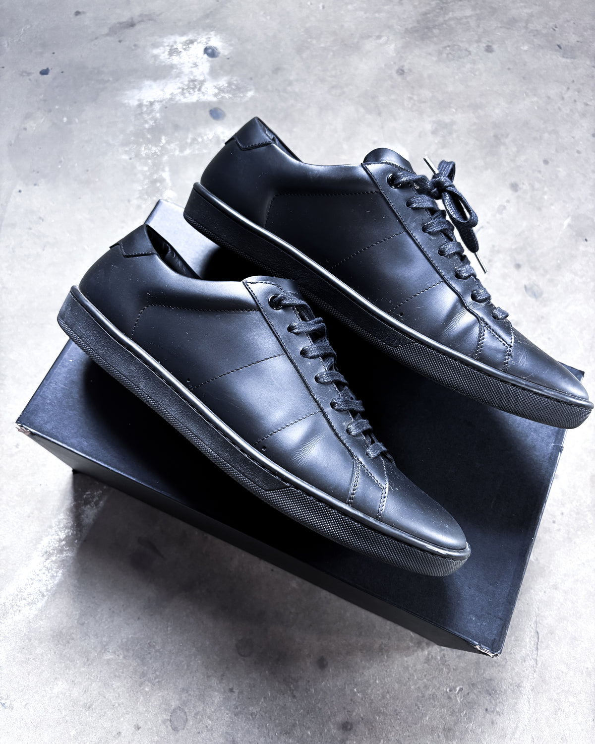 S/L04 BLACK LOW TOP SNEAKER