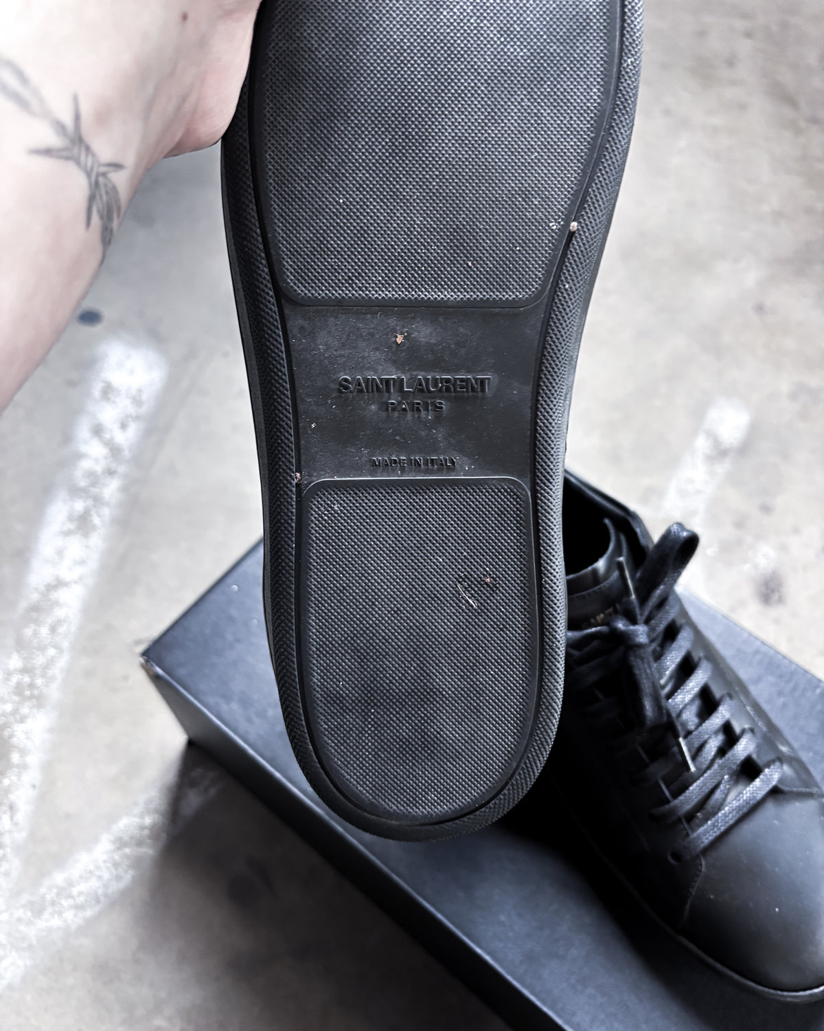 S/L04 BLACK LOW TOP SNEAKER