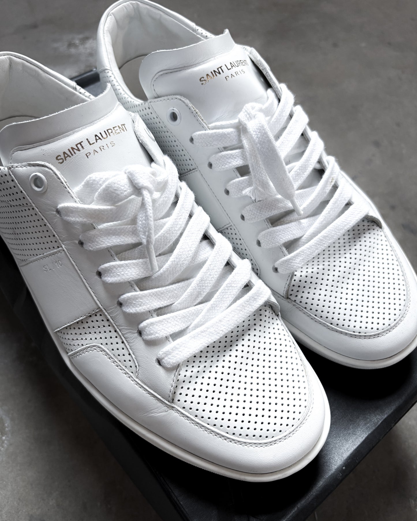 S/S15 PERFORATED WHITE SL/10 LOW TOPS