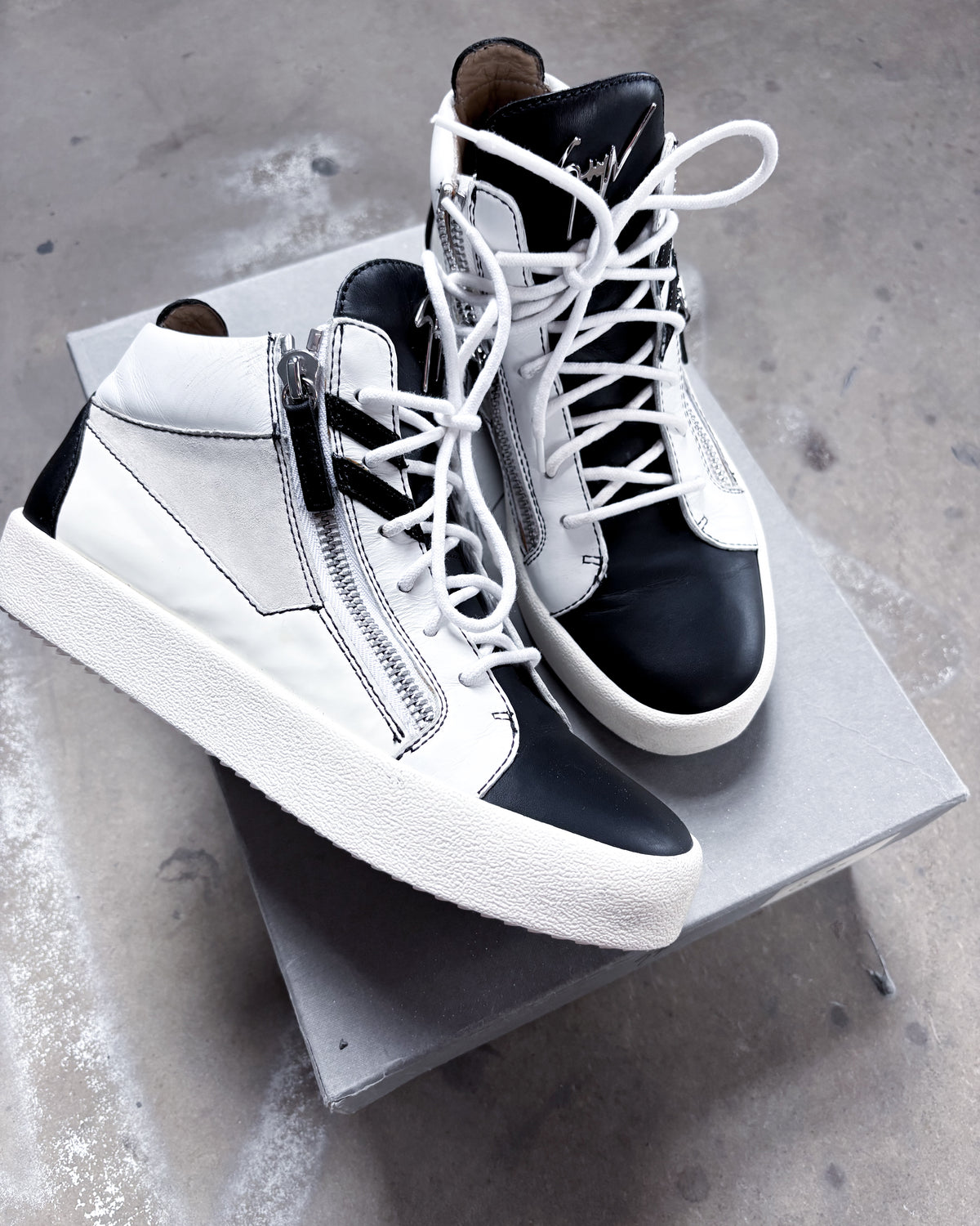 WHITE CONTRAST ‘KRISS’ HIGH TOPS