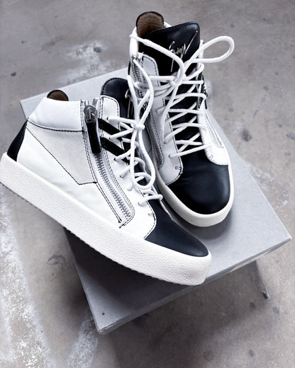 WHITE CONTRAST ‘KRISS’ HIGH TOPS