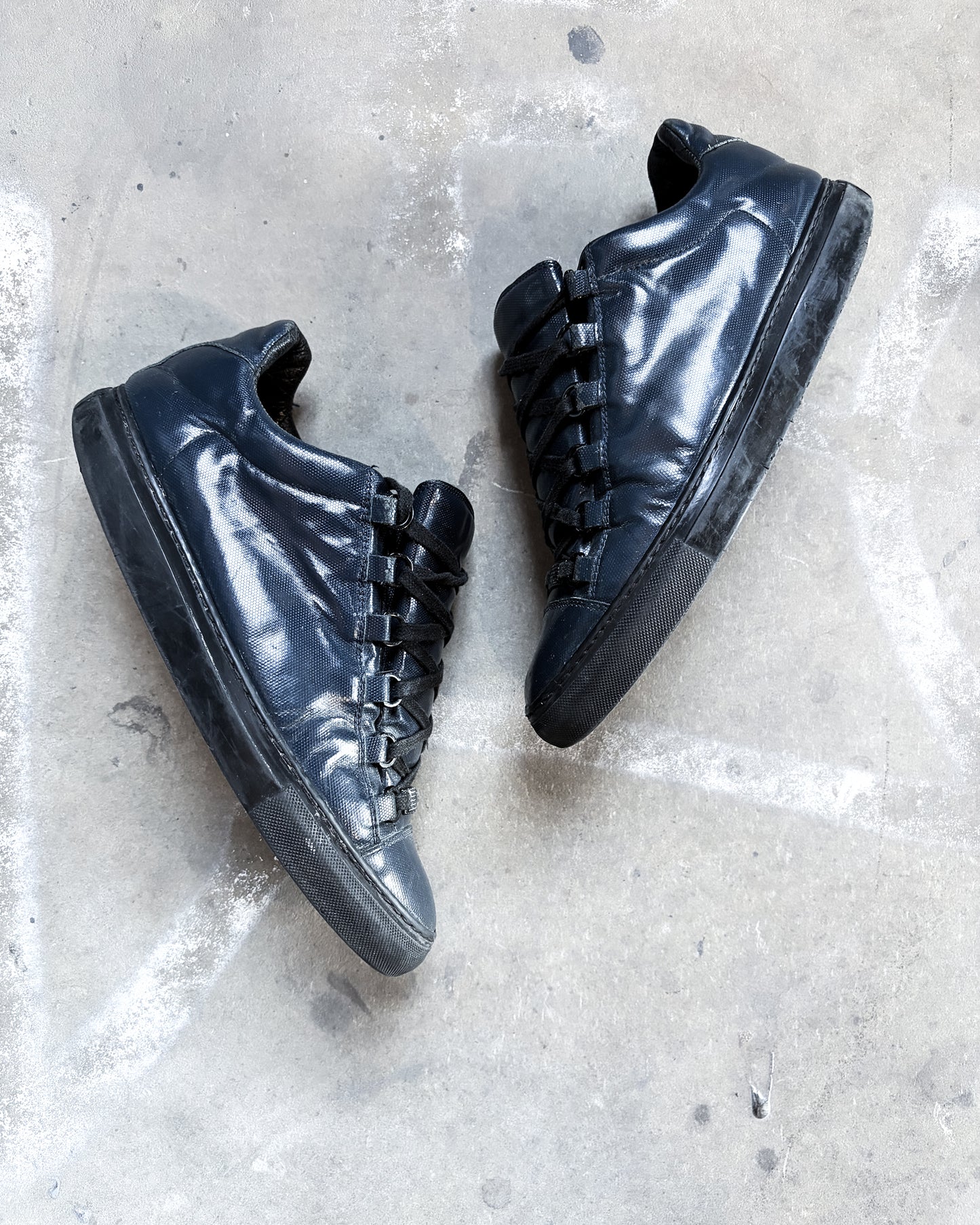 NAVY BLUE ‘OIL’ LOW TOP ARENAS