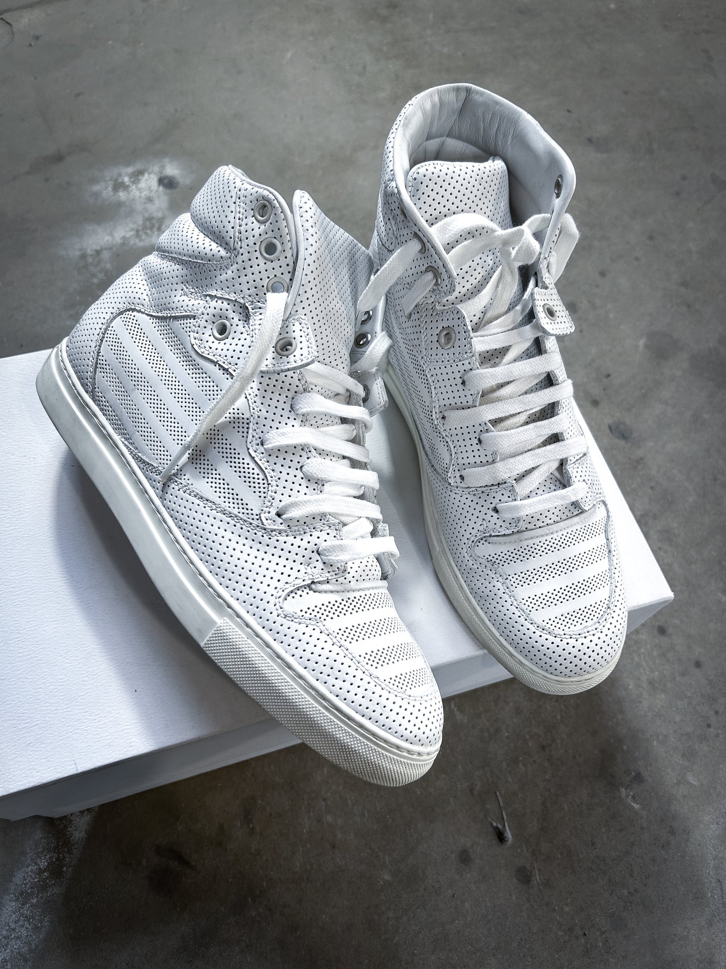 A/W15 PERFORATED WHITE HIGH TOP ARENA