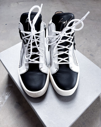 WHITE CONTRAST ‘KRISS’ HIGH TOPS