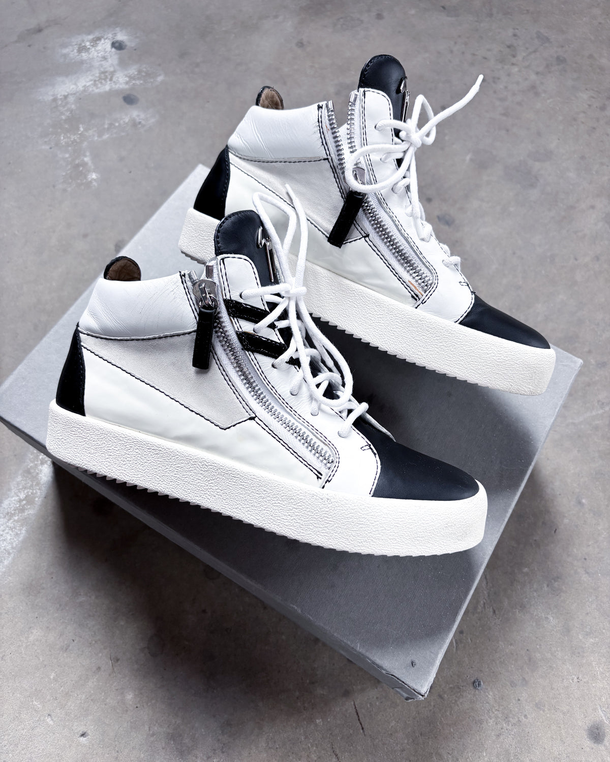 WHITE CONTRAST ‘KRISS’ HIGH TOPS
