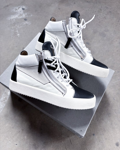 WHITE CONTRAST ‘KRISS’ HIGH TOPS