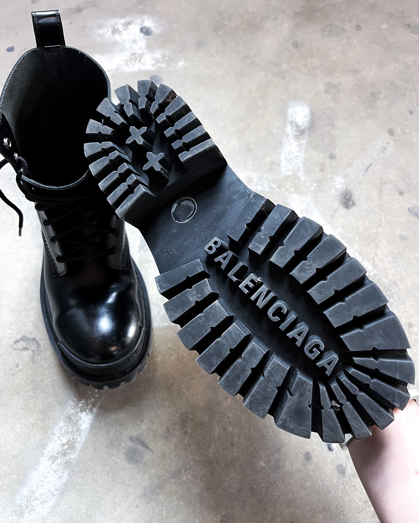 BLACK LEATHER STRIKE BOOTS