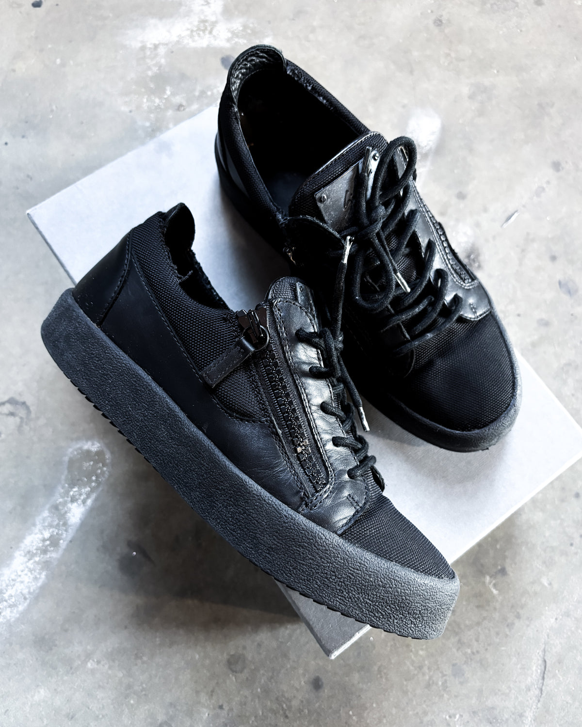BLACK KRISS LOW TOPS