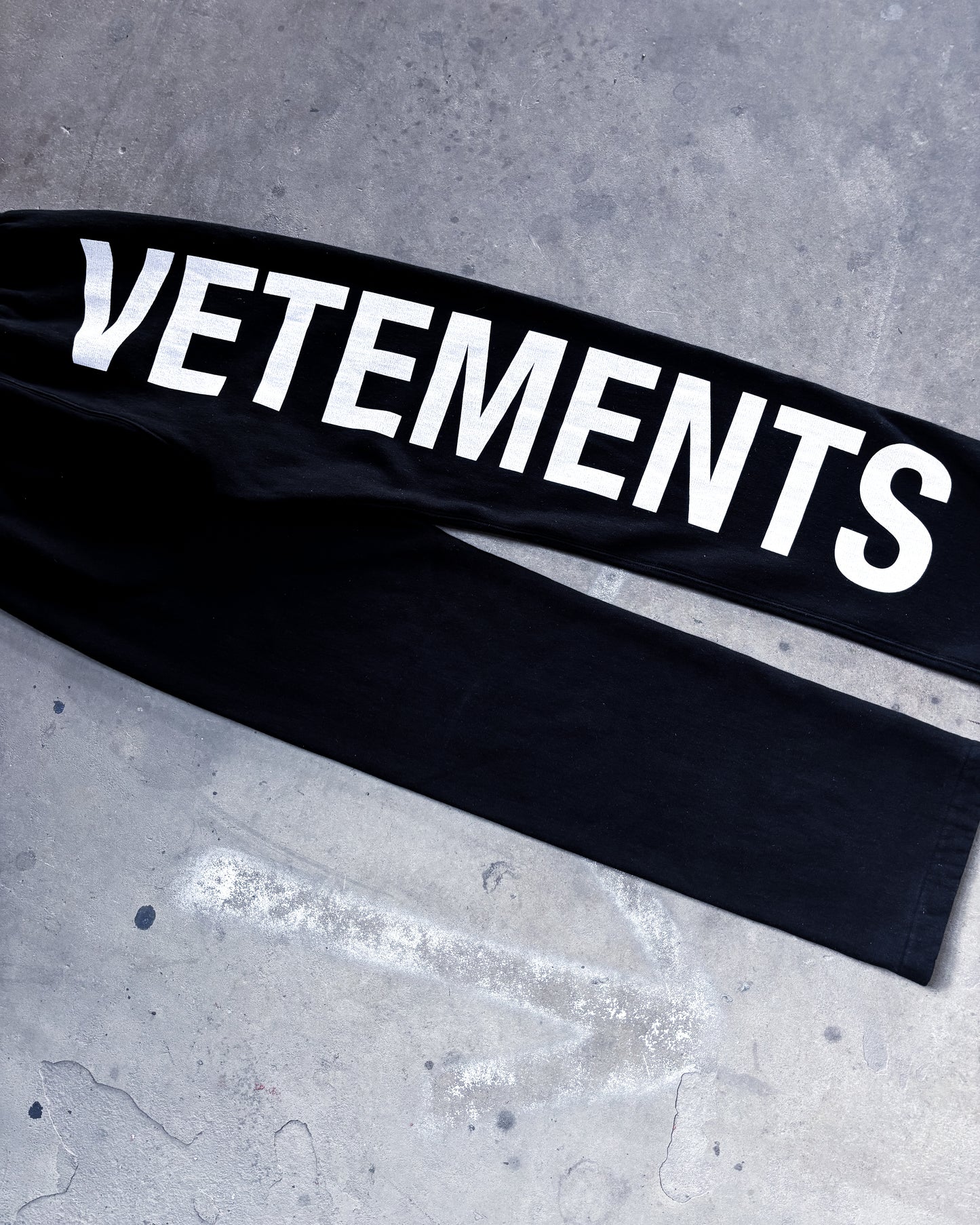F/W19 VETEMENTS SPELL-OUT SWEATPANTS