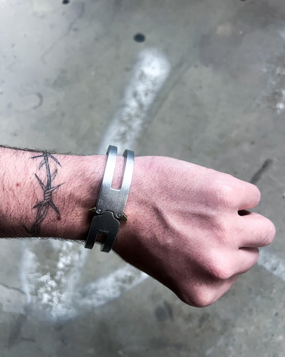SILVER V1 BUCKLE CUFF BRACELET