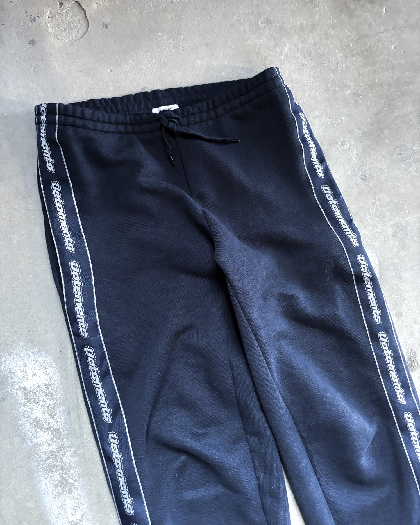 S/S18 NAVY STRIPE LOGO SWEATPANTS