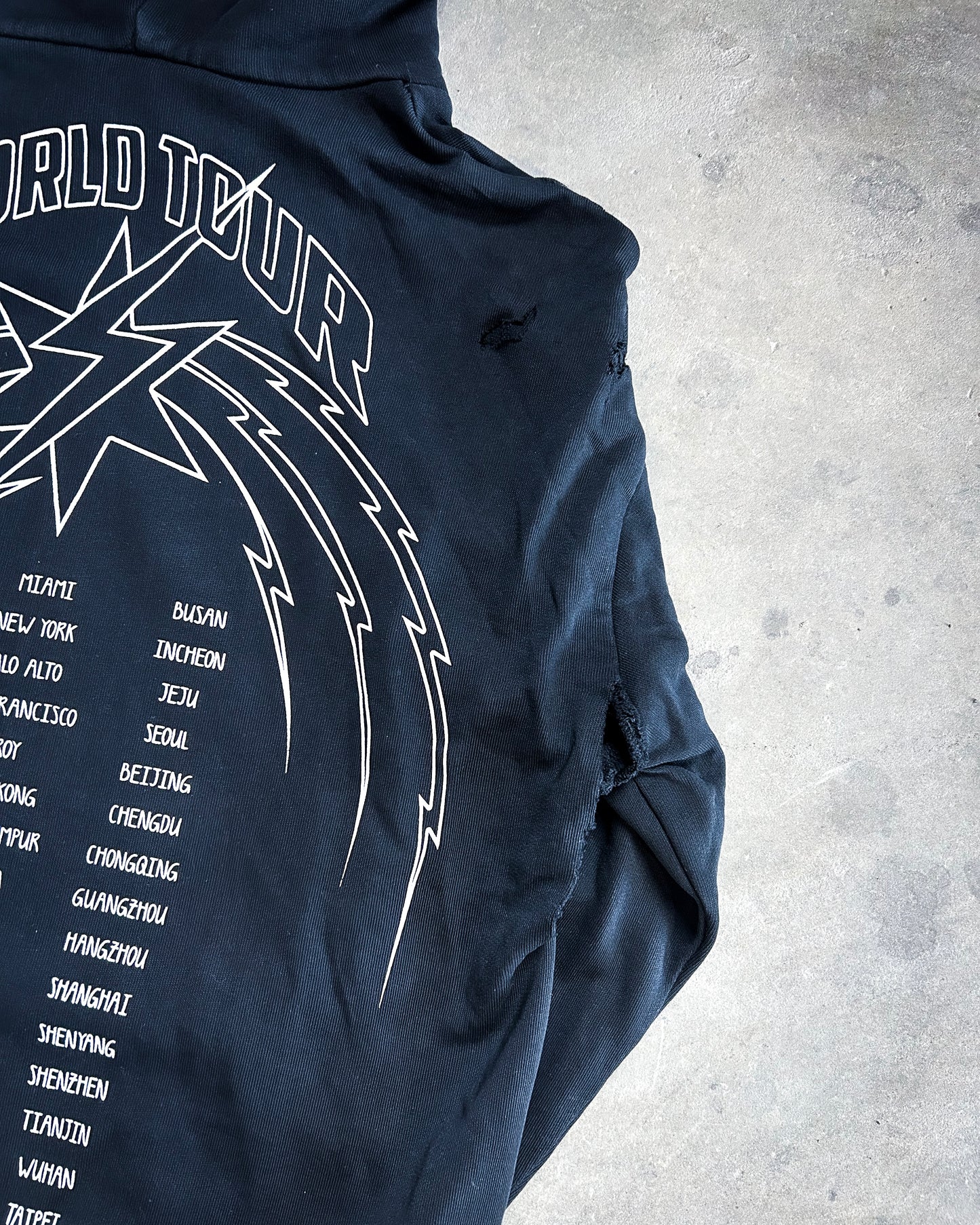 F/W18 DISTRESSED WORLD TOUR HOODIE