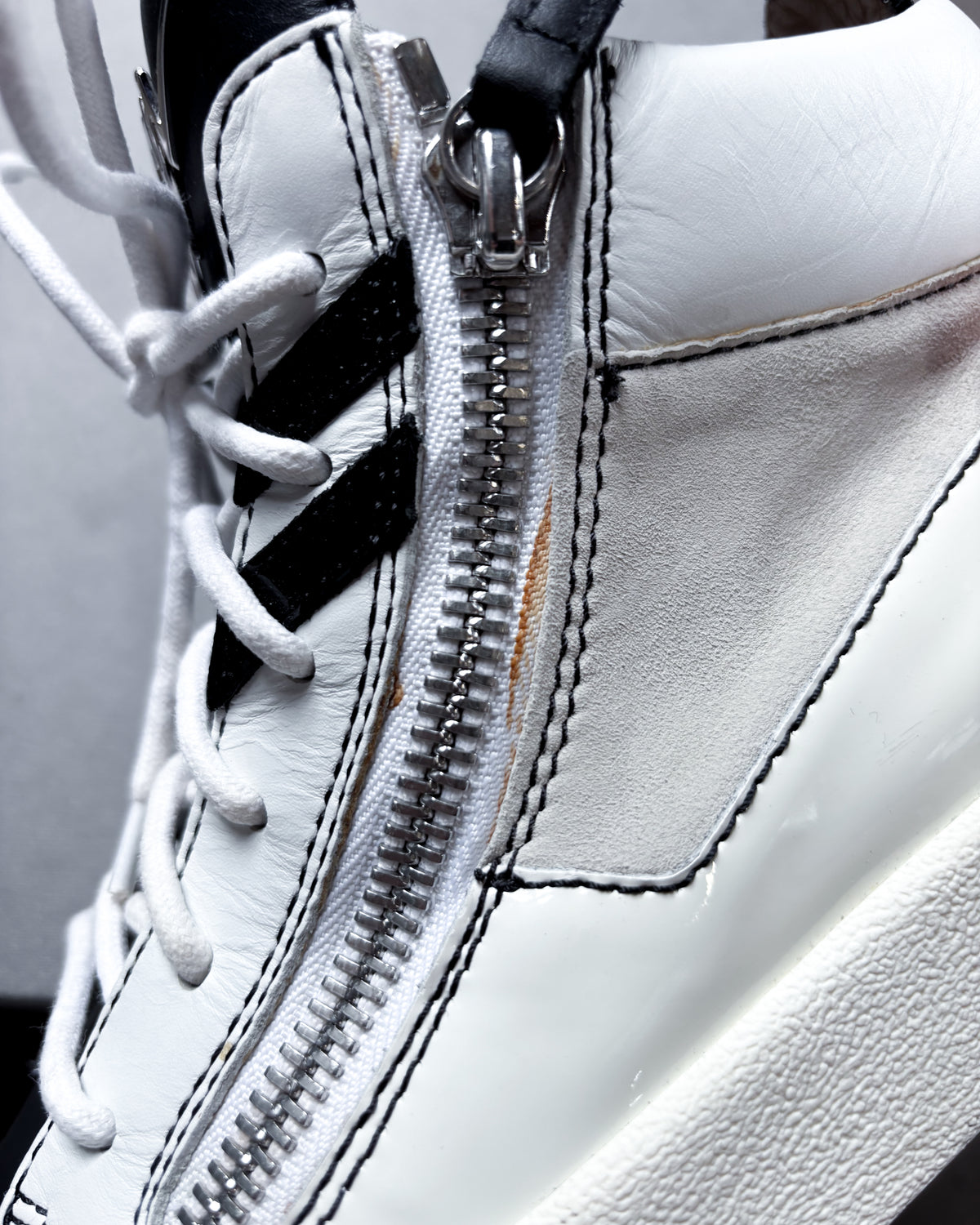 WHITE CONTRAST ‘KRISS’ HIGH TOPS