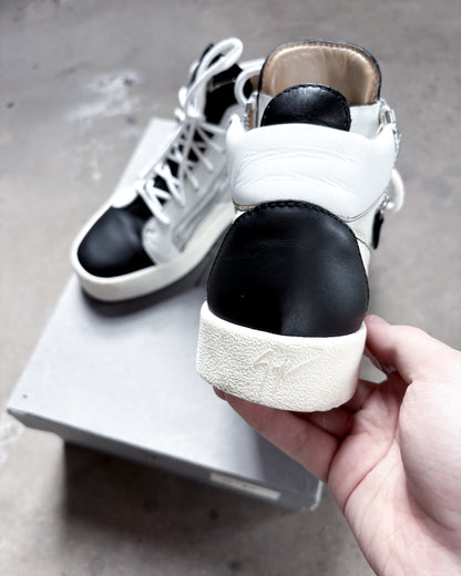 WHITE CONTRAST ‘KRISS’ HIGH TOPS