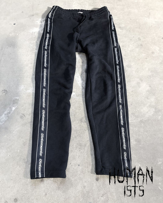 S/S18 NAVY STRIPE LOGO SWEATPANTS