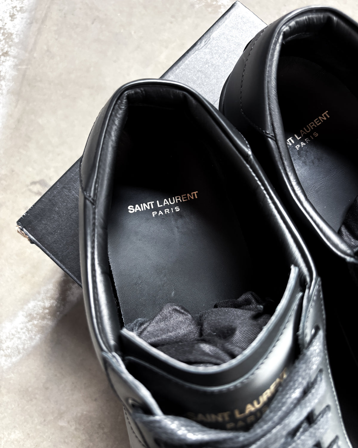 S/L04 BLACK LOW TOP SNEAKER
