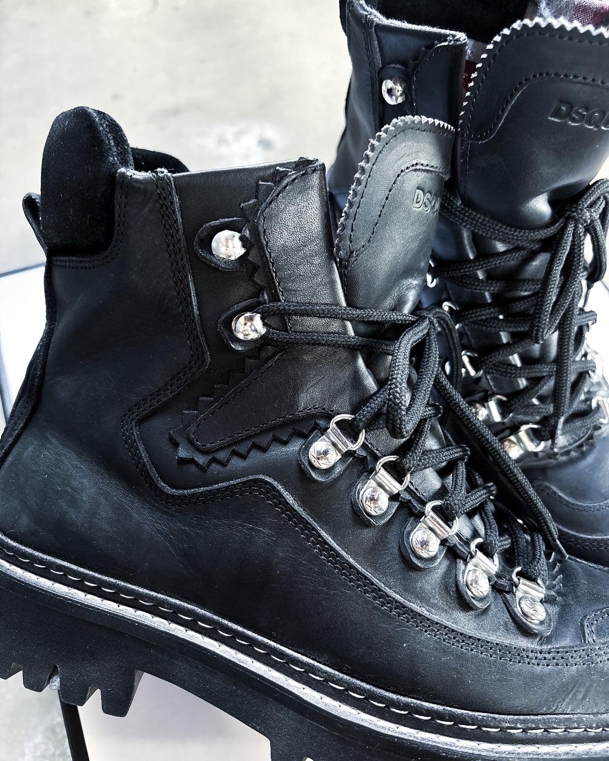 A/W22 BLACK CANADIAN HIKING BOOTS