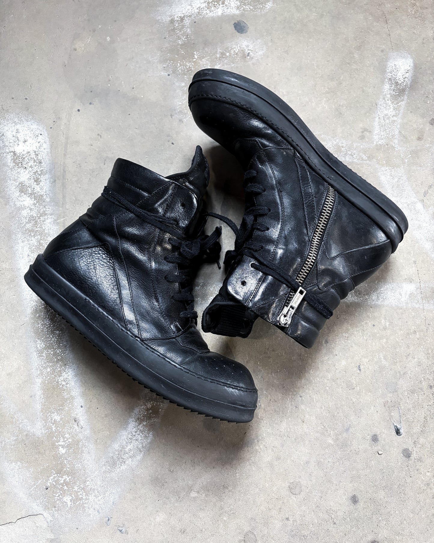 A/W11 TRIPLE BLACK SHORT TONGUE GEOBASKETS