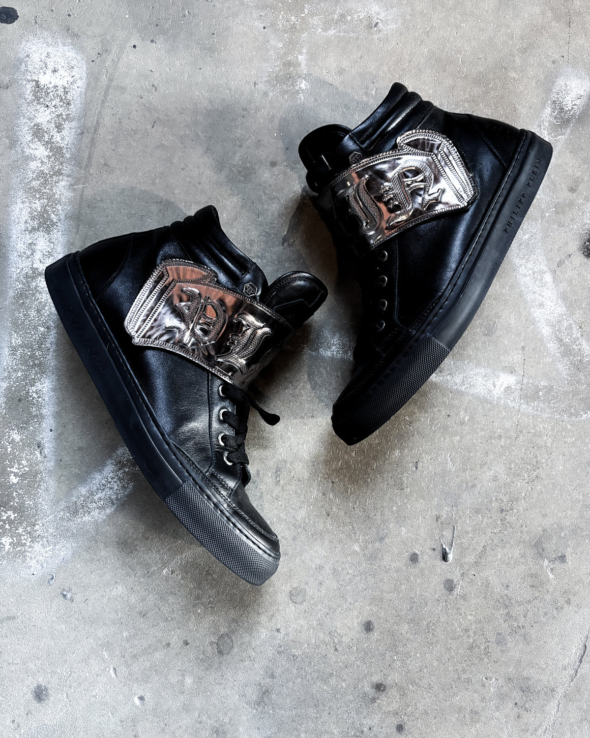 SILVER PLAQUE HIGH TOP SNEAKERS