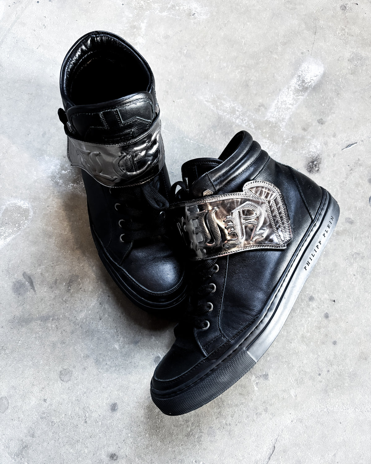 SILVER PLAQUE HIGH TOP SNEAKERS