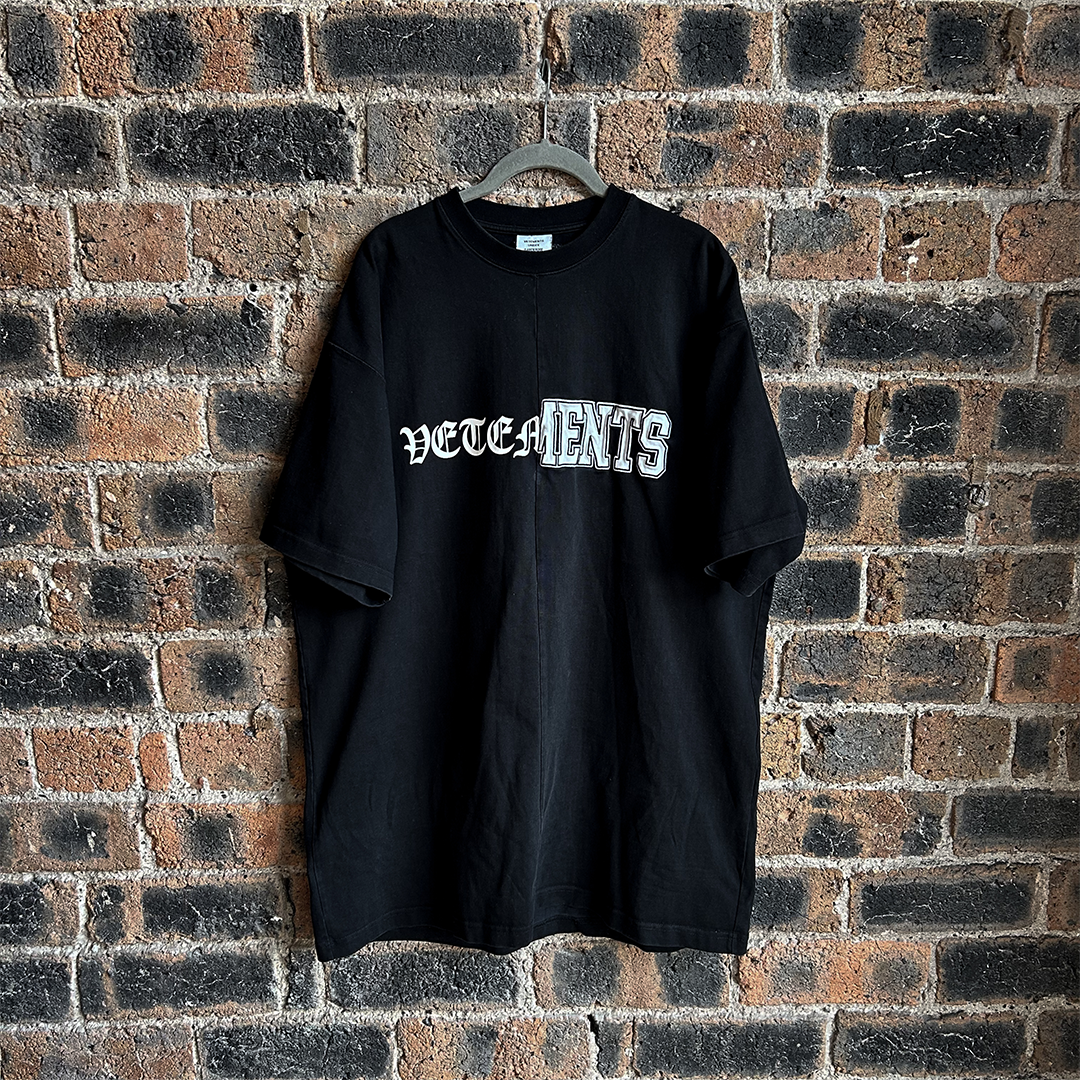 SS21 GOTHIC SPLIT TEXT T-SHIRT